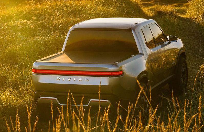Tesla Cybertruck Cybertruck vs Rivian R1T - Specs and Visual Comparison rivian-r1t-10