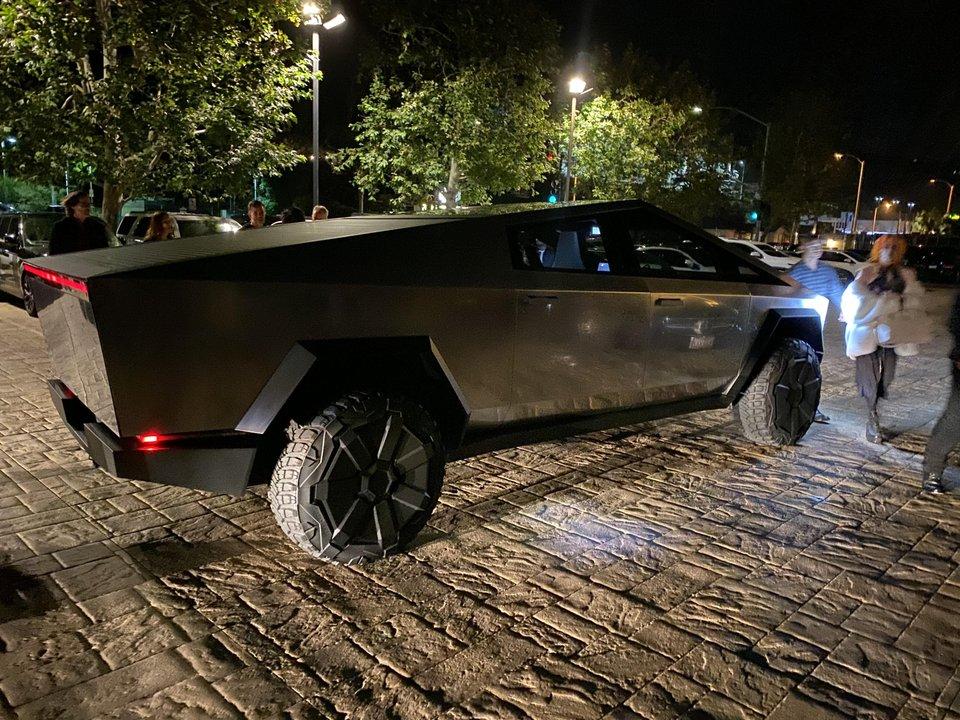 Tesla Cybertruck Cybertruck Spotted Testing Tonight in LA! [Updated With Video] Cybertruck LA