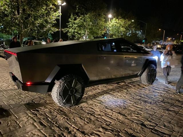 Tesla Cybertruck Cybertruck bed width...? nobu