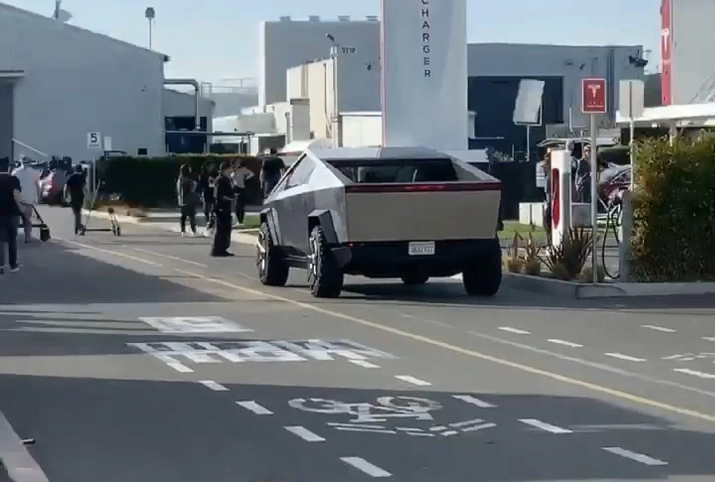 Tesla Cybertruck Cybertruck spotted filming for Jay Leno's Garage and accelerating in traffic (video) ybertruck-hawthorne-jay-leno-garage-e1579945327280