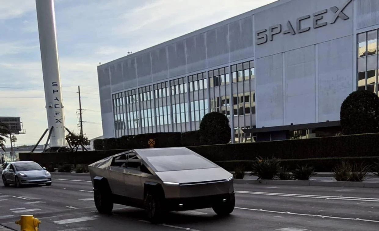 Tesla Cybertruck Cybertruck spotted filming for Jay Leno's Garage and accelerating in traffic (video) Tesla-Cybertruck-near-SpaceX-HQ