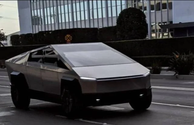 Tesla Cybertruck SIGNALS, third brake light, and utility lighting C9C0AD1D-D8BA-4042-8D3C-EFC8D3AD8229
