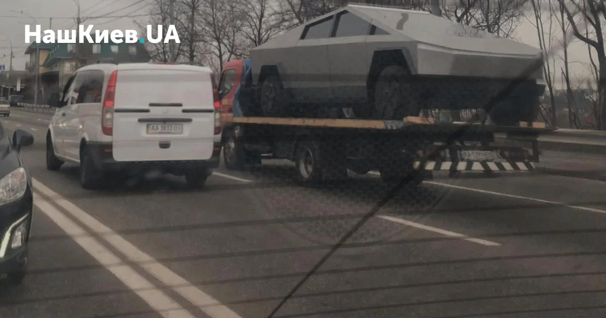 Tesla Cybertruck "Tesla Cybertruck" look alike makes live appearance at Esports event Replica Cybertruck 2