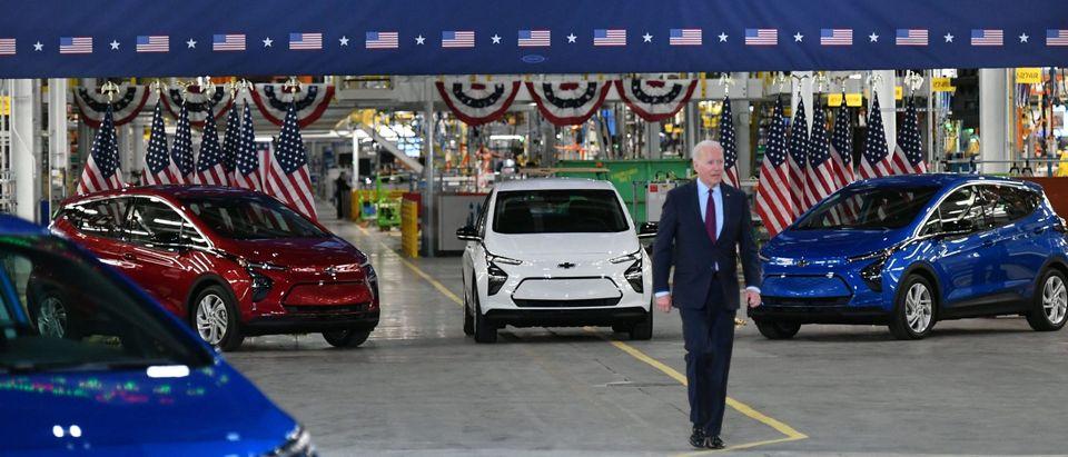 Tesla Cybertruck DAily Caller: Are Electric Vehicles A Scam? GettyImages-1236628450-scaled-e1640017645406
