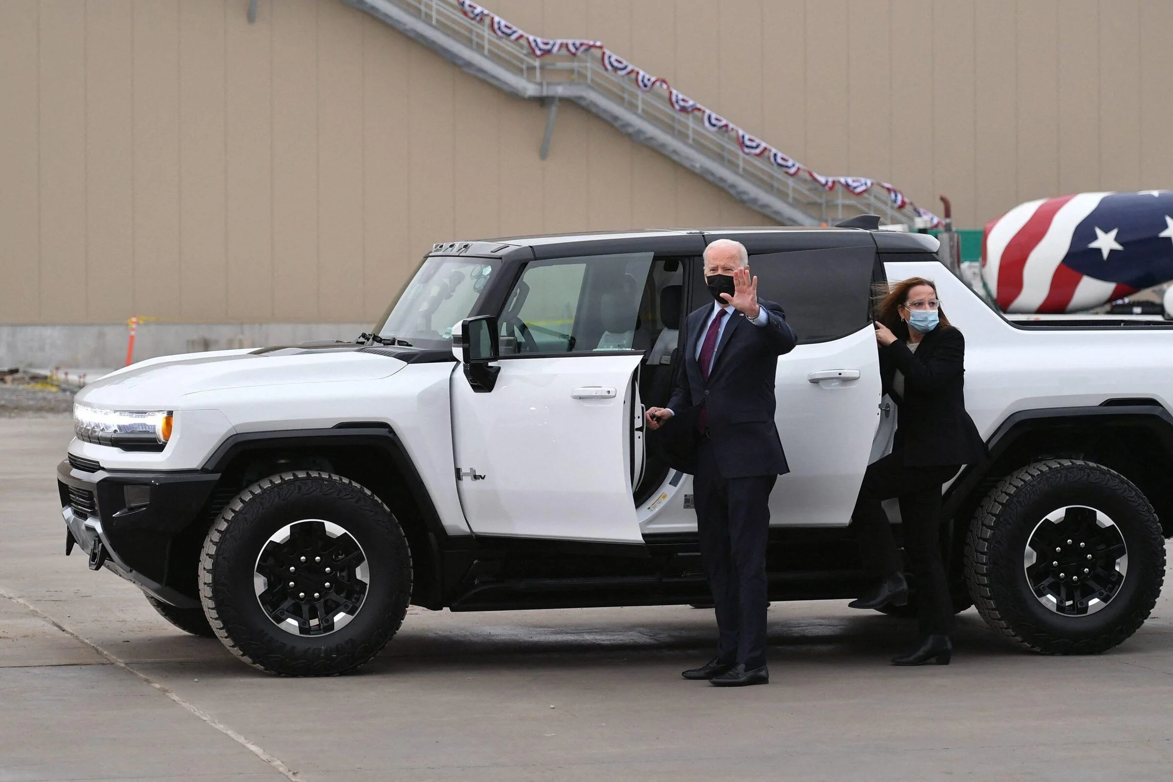 Tesla Cybertruck DAily Caller: Are Electric Vehicles A Scam? GettyImages-1236626820-scaled