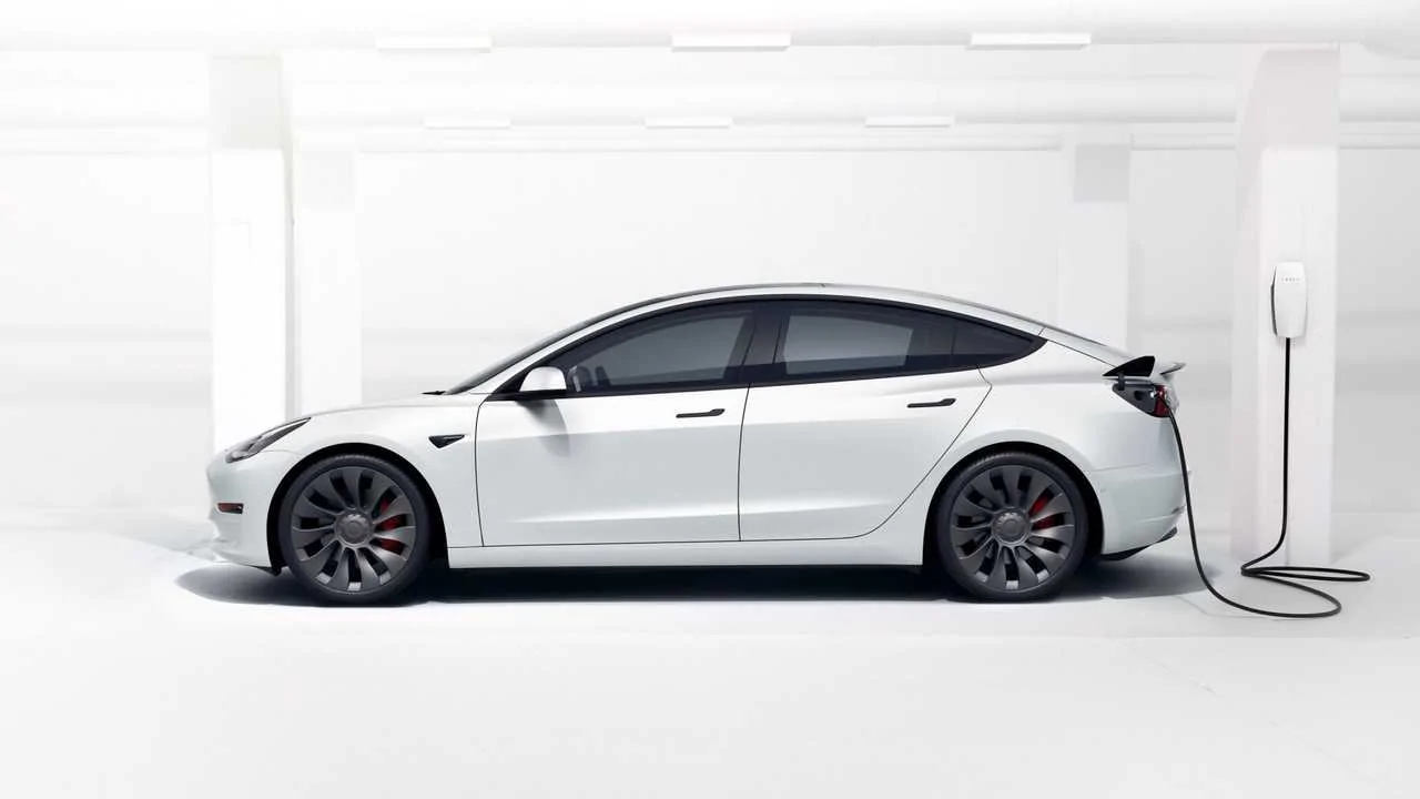 Tesla Cybertruck TESLA TRAVELS 1,200KM ON A SINGLE CHARGE WITH BREAKTHROUGH BATTERY 2022-tesla-model-3