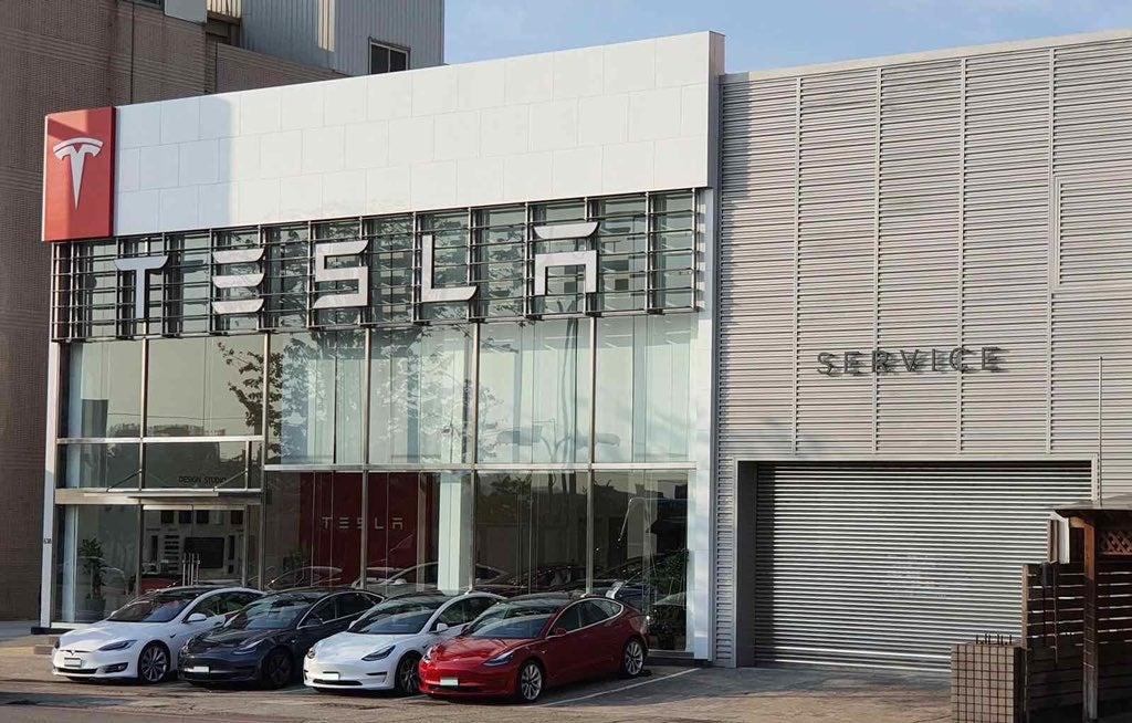 Tesla Cybertruck TESLA TRAVELS 1,200KM ON A SINGLE CHARGE WITH BREAKTHROUGH BATTERY EiSK5eRUMAA7qMP