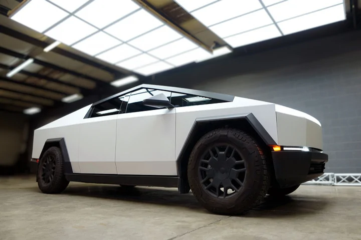 Tesla Cybertruck WHITE Vinyl Wrap & PPF Cybertruck -- Photos & Videos teslabros_521621608_18278068903273535_785989332672746976_n