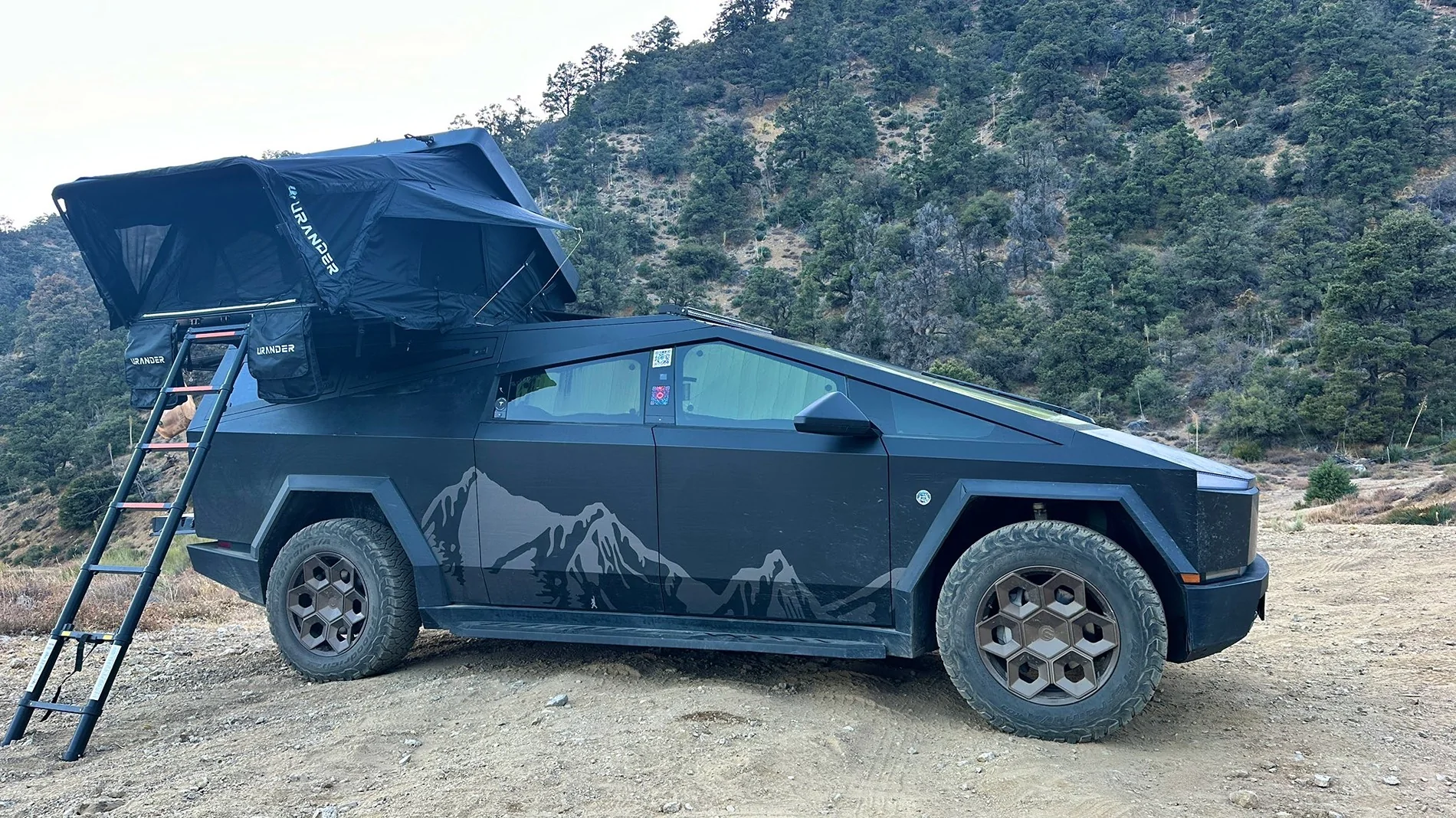 Tesla Cybertruck Urander Bed Cap + Urander SkyLounge IMG_8545