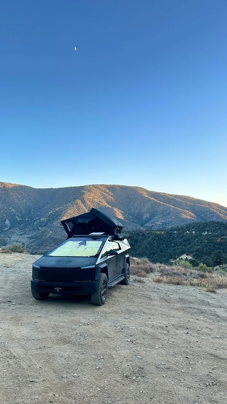 Tesla Cybertruck Urander Bed Cap + Urander SkyLounge IMG_8547