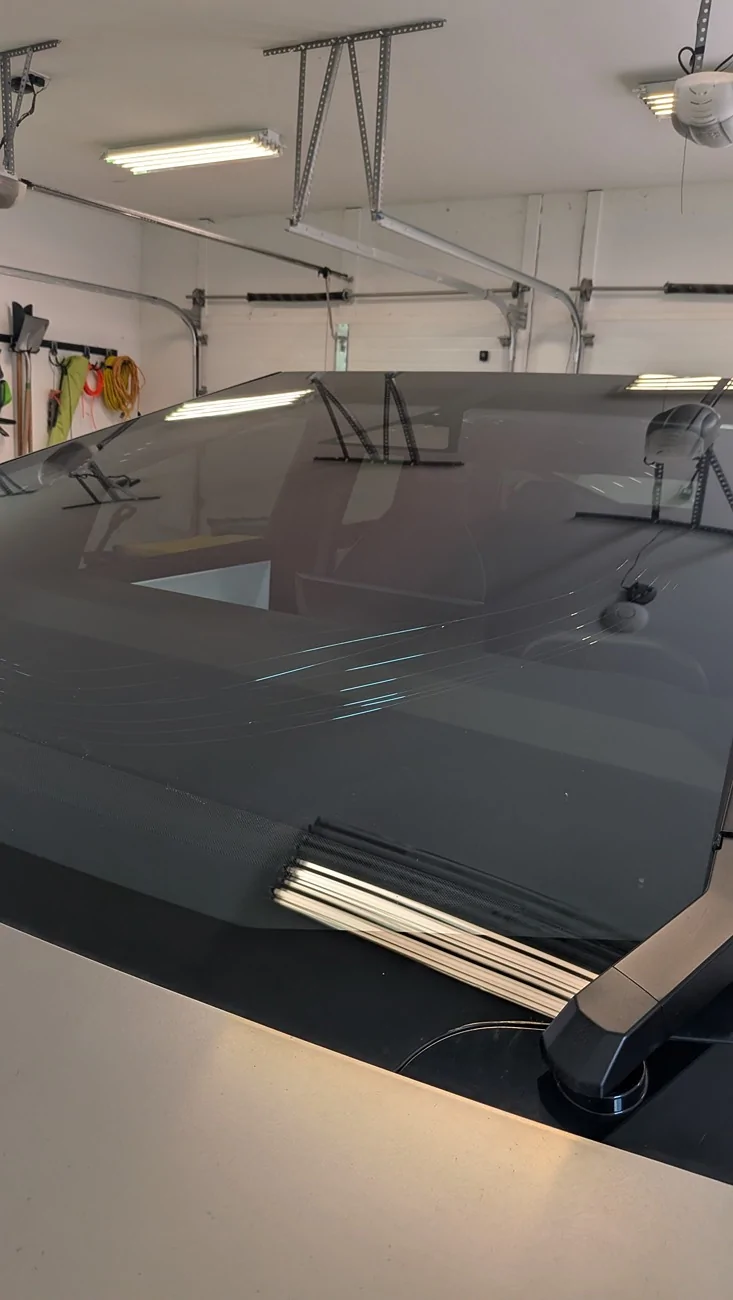 Tesla Cybertruck Circular Windshield Cracks?? 1000001734