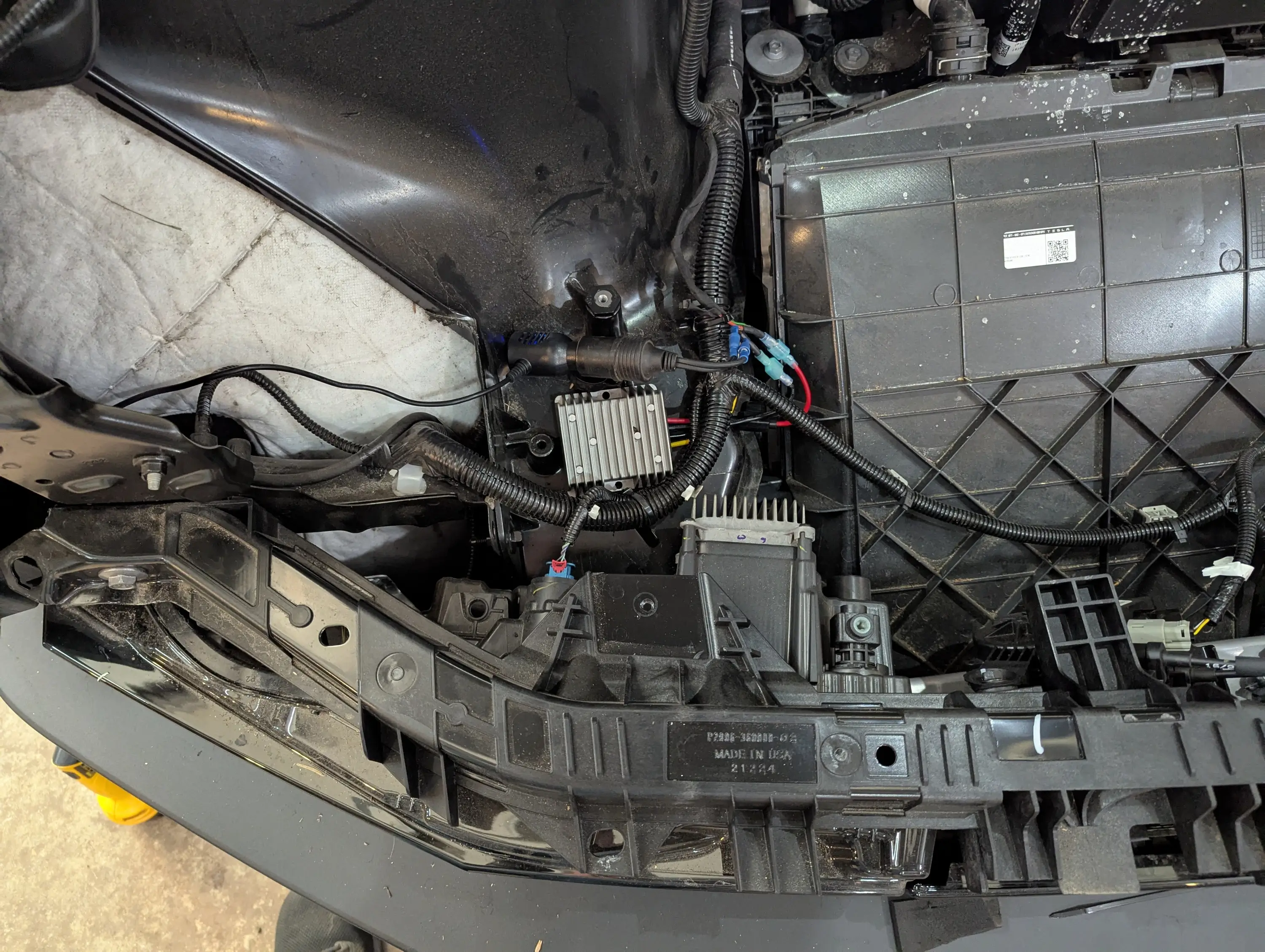 Tesla Cybertruck Installed Wolfbox G900 Pro Dashcam on Dash tray Wolfbox06