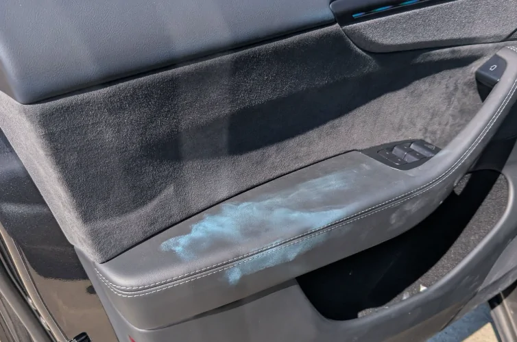 Tesla Cybertruck Do your door armrests get dirty a lot? I mean the part where you usually rest your arm 1754899471437-t