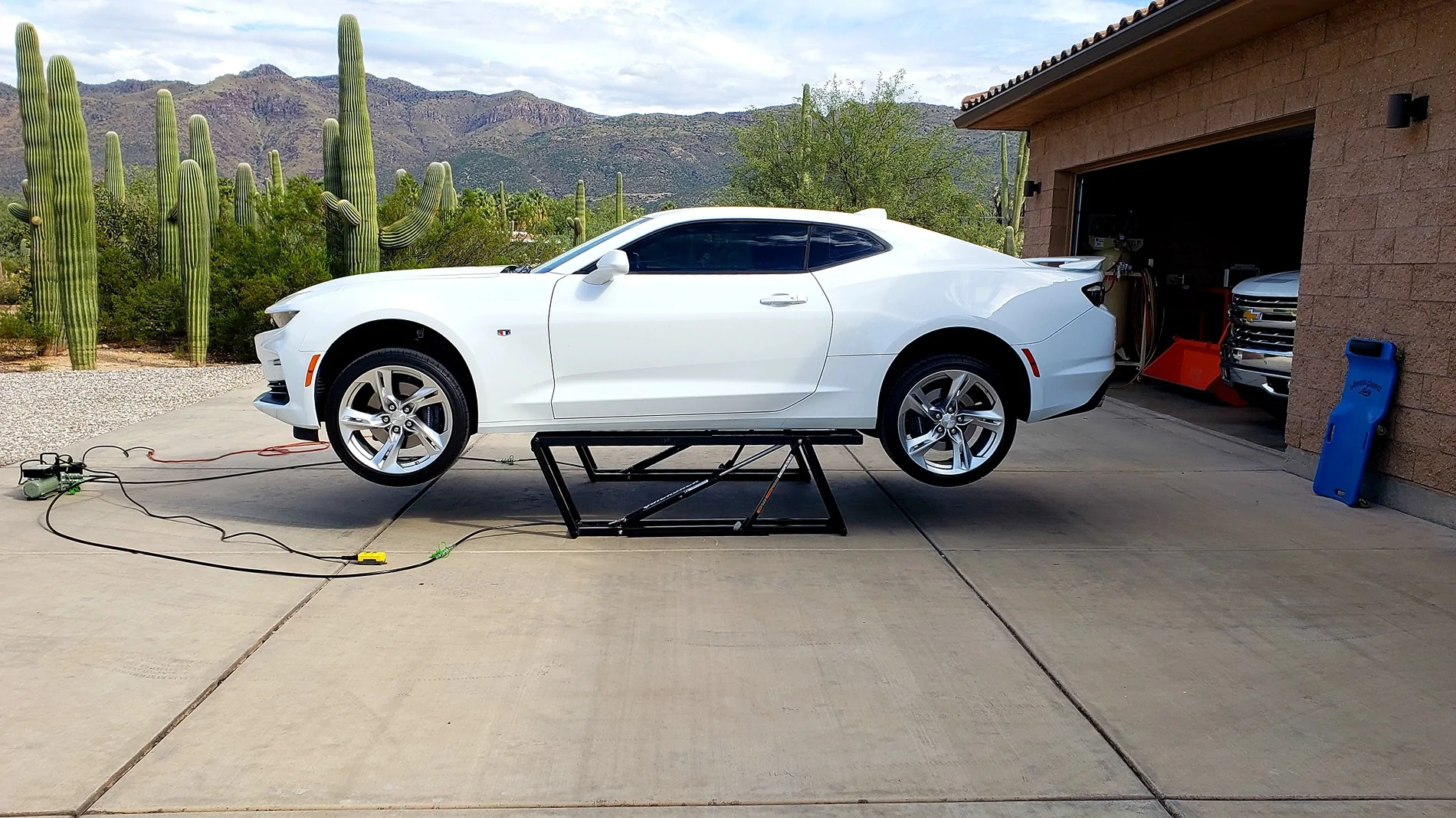Tesla Cybertruck Quickjacks - Do they work? 20221008_120653