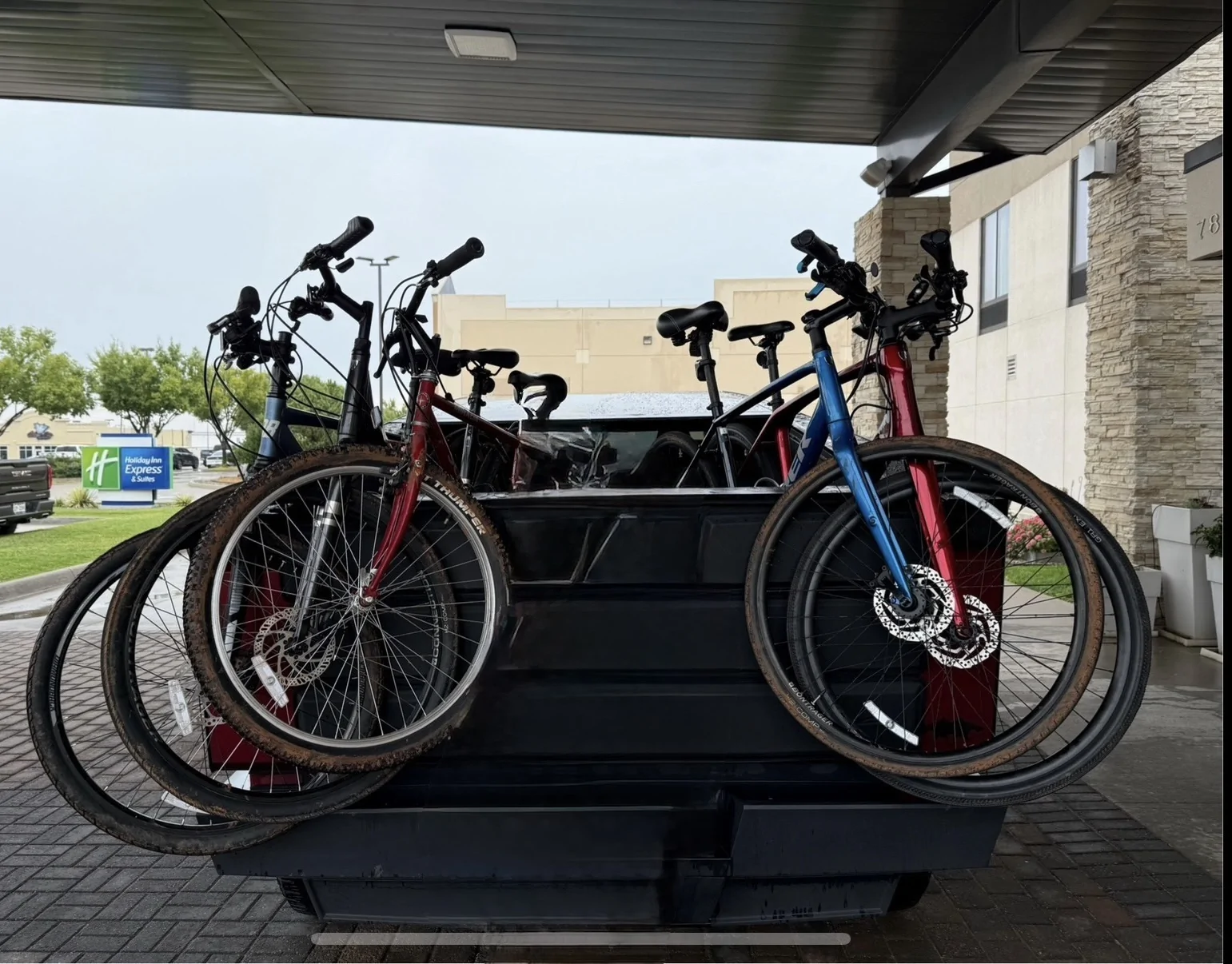 Tesla Cybertruck Mounting 2 e-bikes inside Cybertruck bed & closing tailgate: success and what size e-bikes fit Image 25
