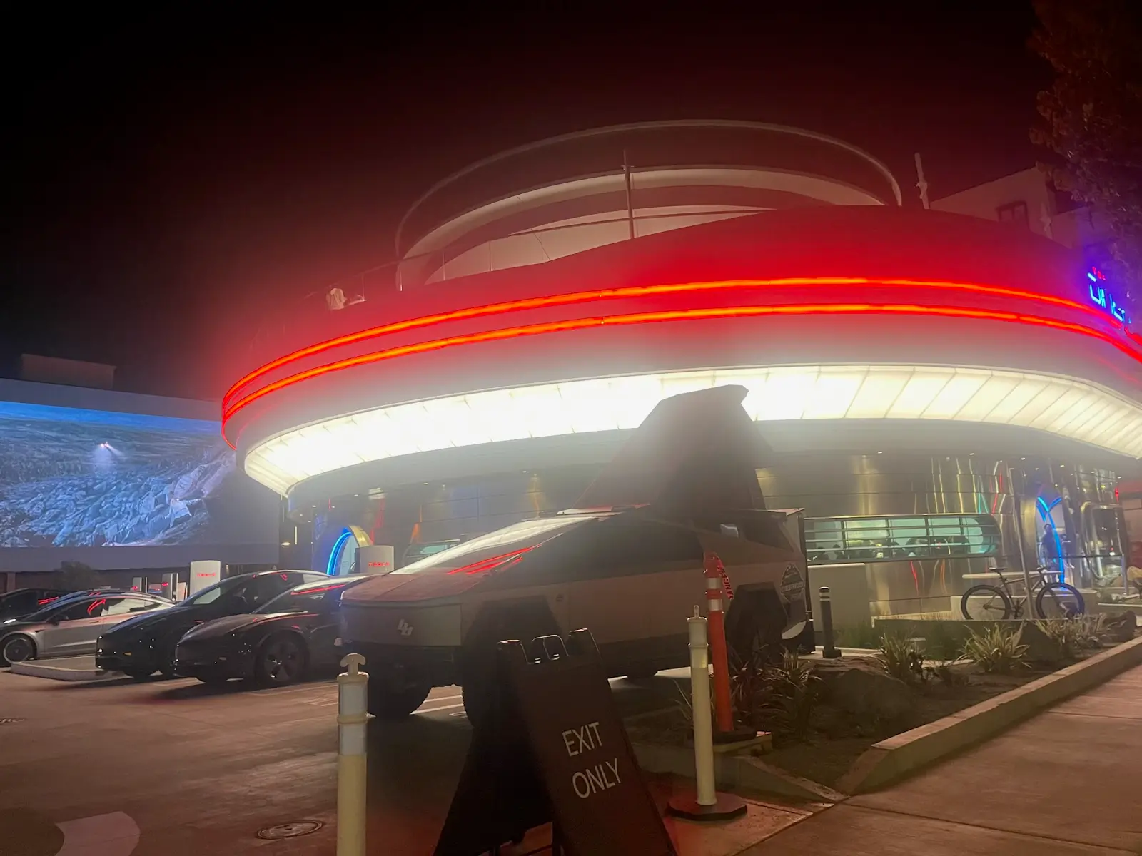 Tesla Cybertruck Best time to visit the Tesla Diner ? tempImagegA3yvi