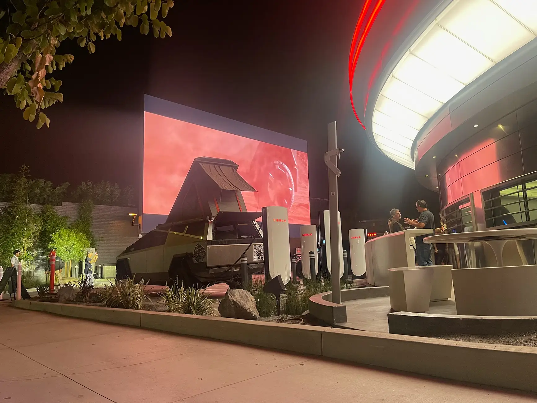 Tesla Cybertruck Best time to visit the Tesla Diner ? tempImage7KbmLm