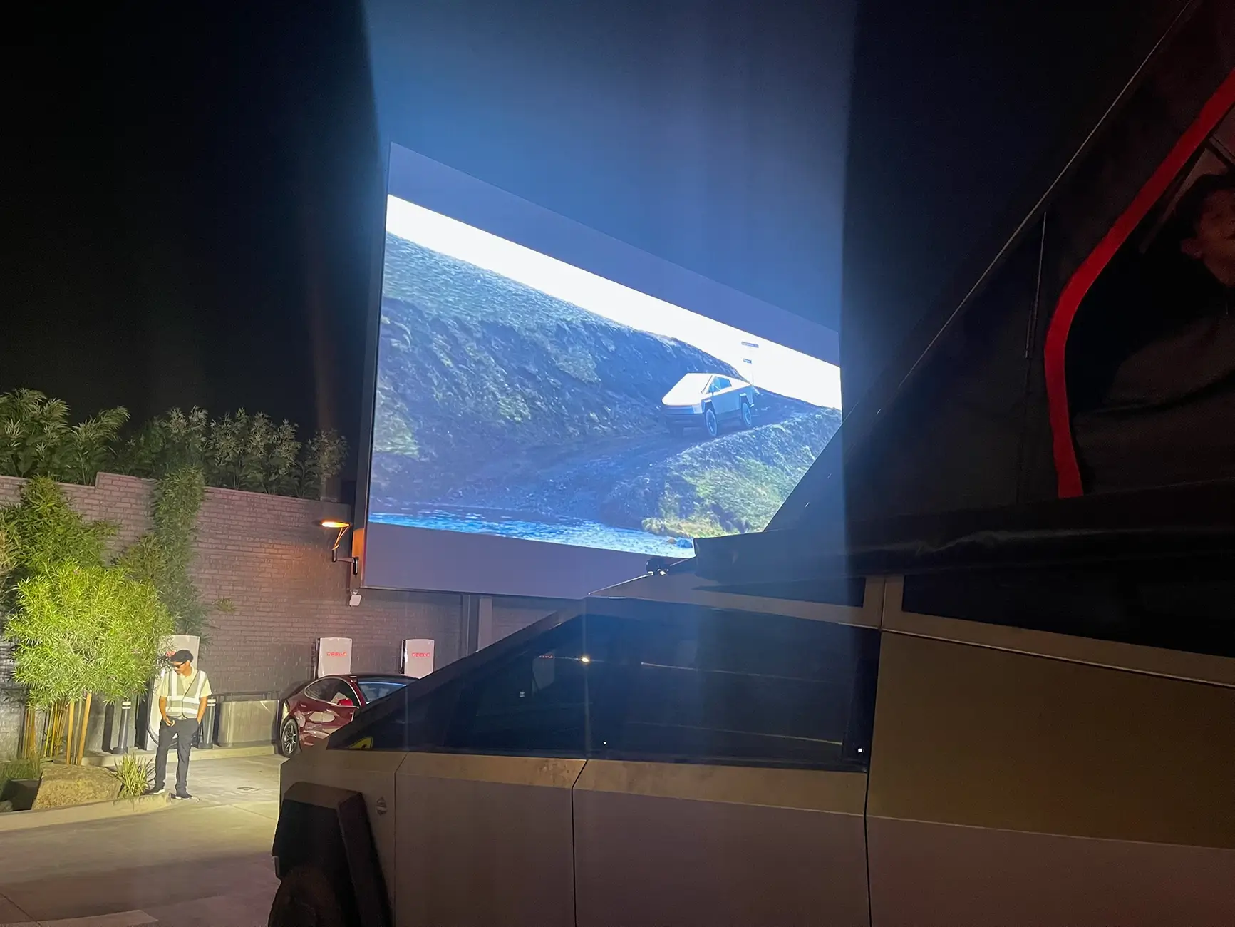 Tesla Cybertruck Best time to visit the Tesla Diner ? tempImage0cBfSv