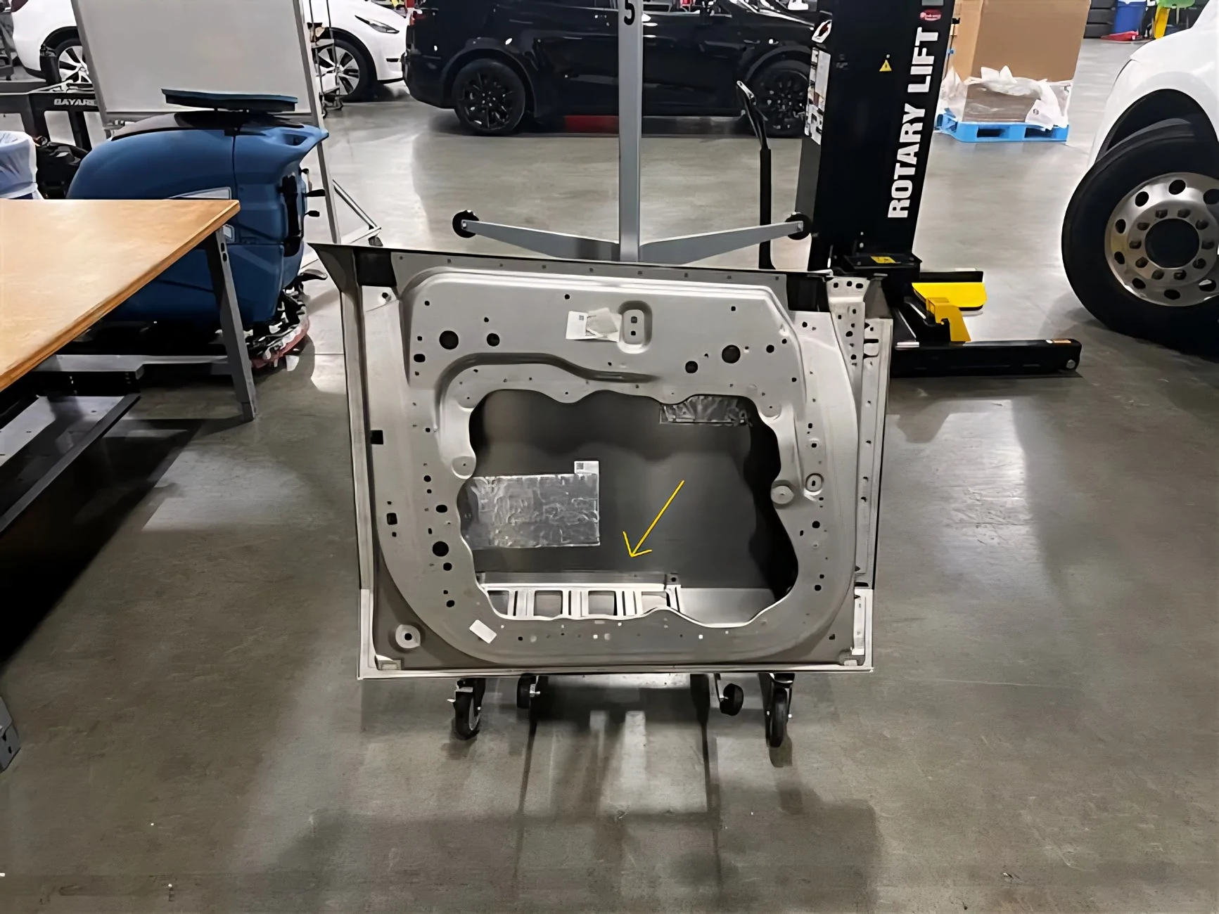 Tesla Cybertruck Vibrating door when closing needs to be replaced . GUID-CFB4280F-3210-4F7A-A7E8-5B03F7EC949F-online-en-US(1)