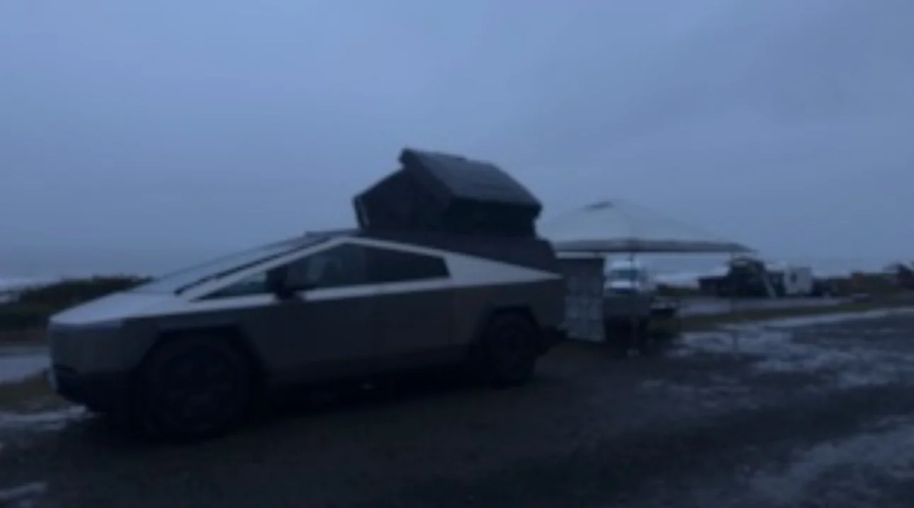 Tesla Cybertruck Urander Bed Cap + Urander SkyLounge IMG_0462