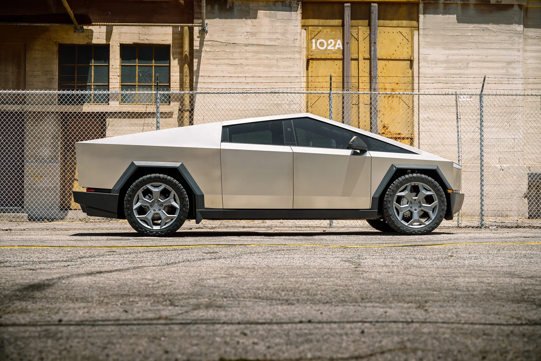 Tesla Cybertruck *** NEW PRODUCT *** Unplugged Performance - CYBRSPOKE Wheels Tesla Cybertruck UP Forged CYBRSPOKE Satin Titanium 24 Inch Wheels 3840px (5)