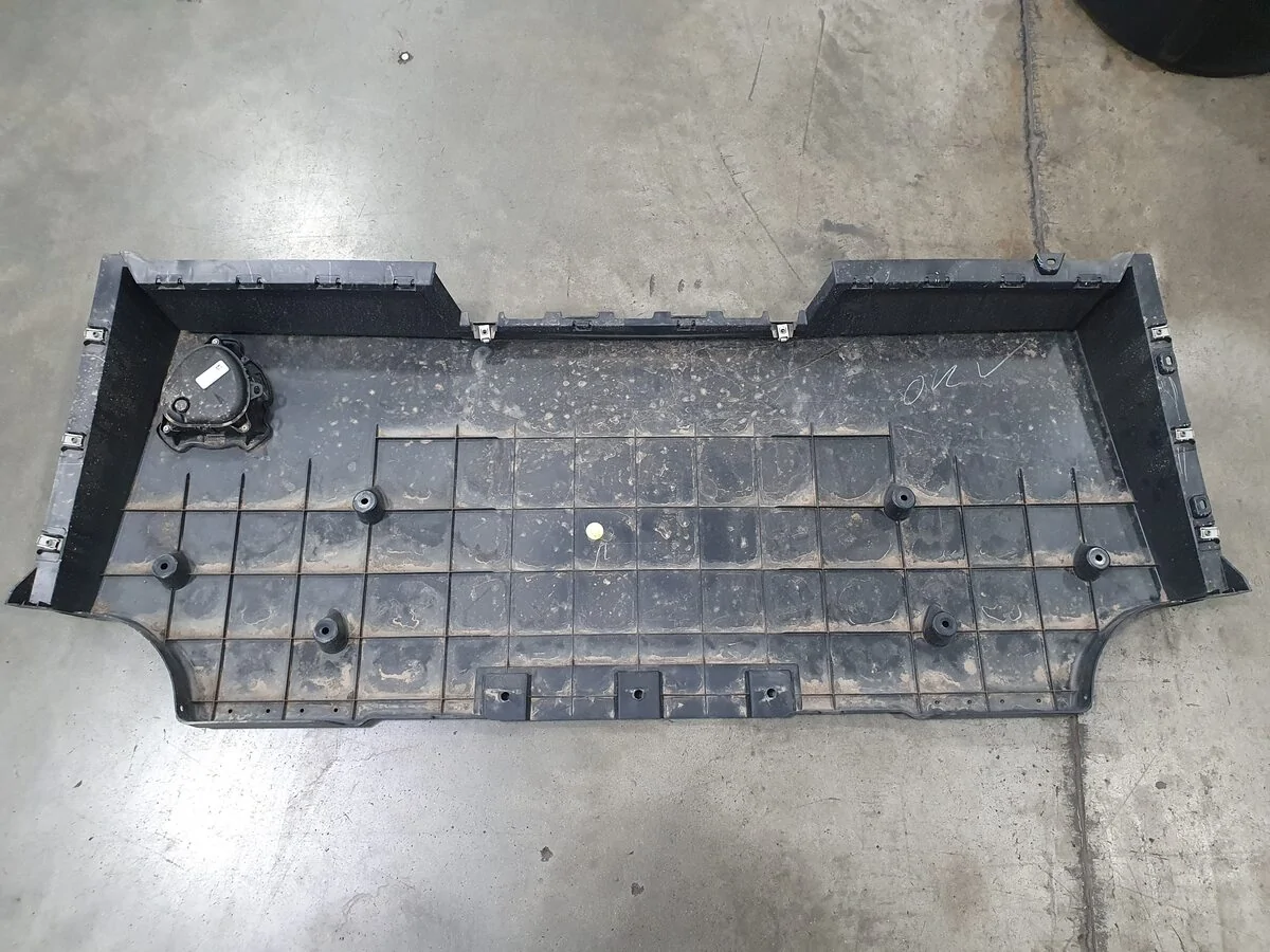 Tesla Cybertruck Rear Diffuser Removal GUID-E06C3171-CB09-4361-A12B-31DEFDE32F1C-online-en-US