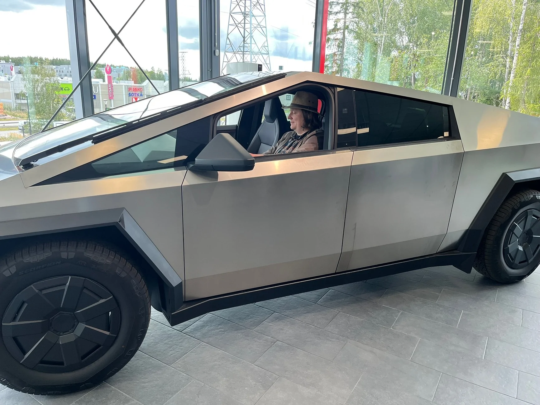 Tesla Cybertruck Cybertruck viewed with Finnish language UI 2BBA6DF9-AE2E-4433-A67B-B32311DB7D07_1_102_o