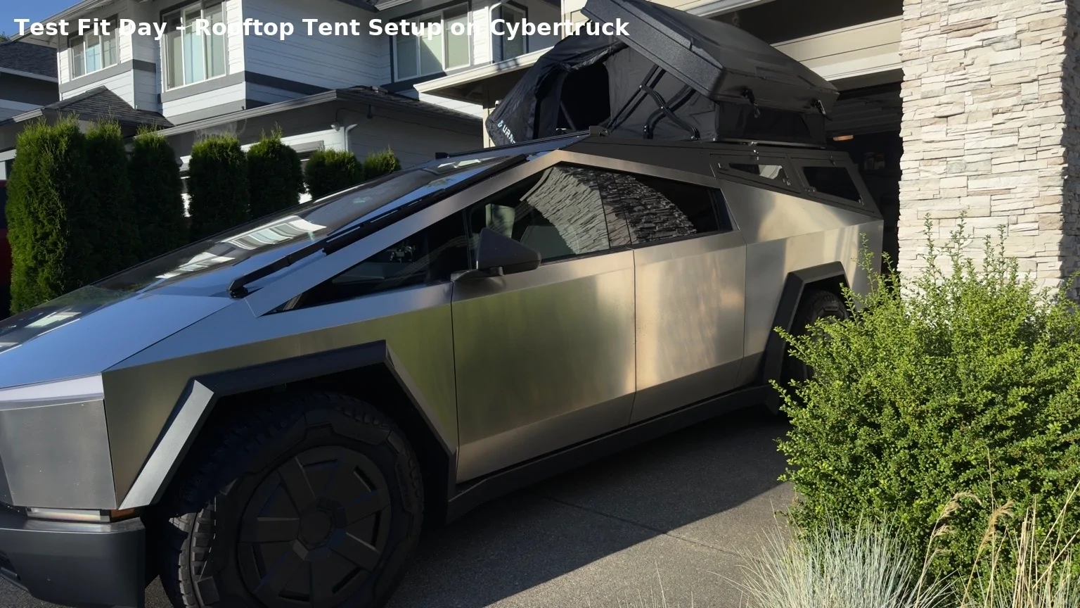 Tesla Cybertruck Urander Bed Cap + Urander SkyLounge IMG_1307