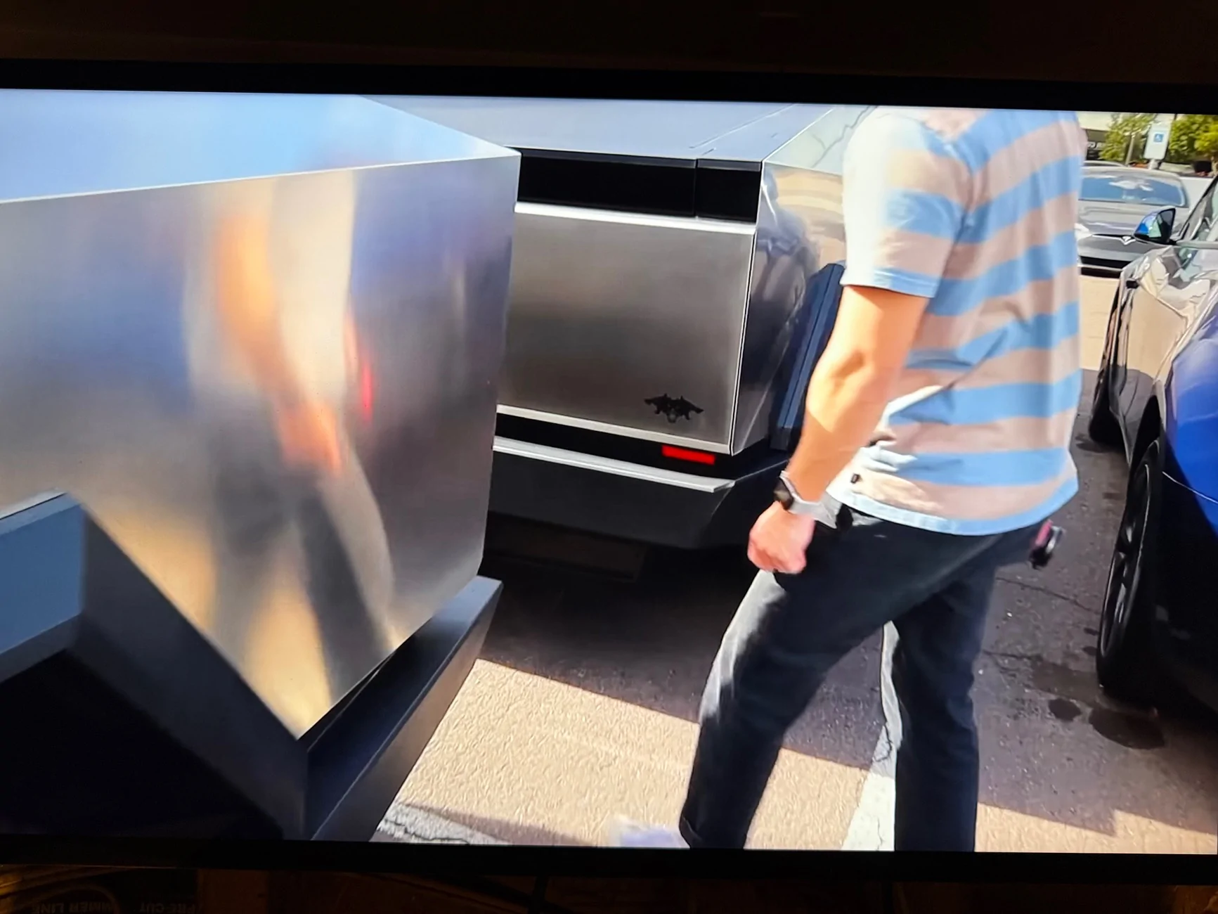 Tesla Cybertruck Tailgate making popping noise when closing and very heavy. IMG_0829