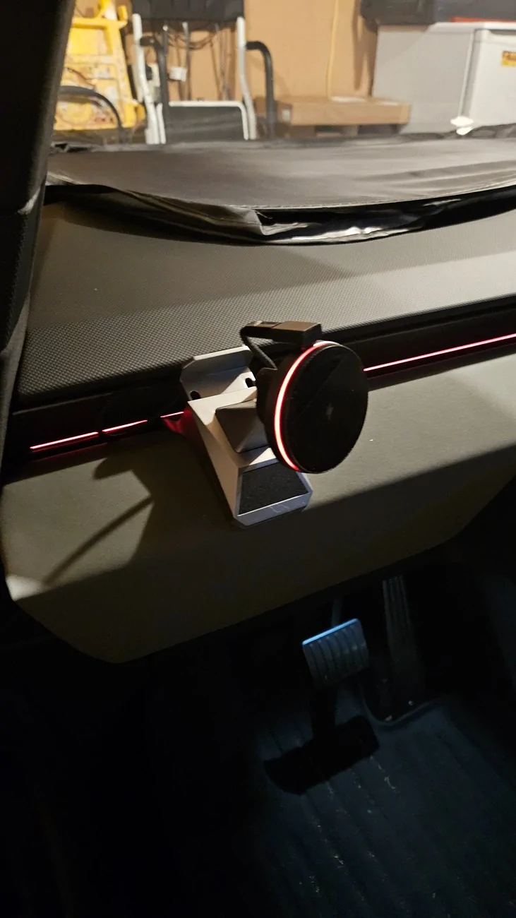 Tesla Cybertruck Hidden way to access the center console 1000017354