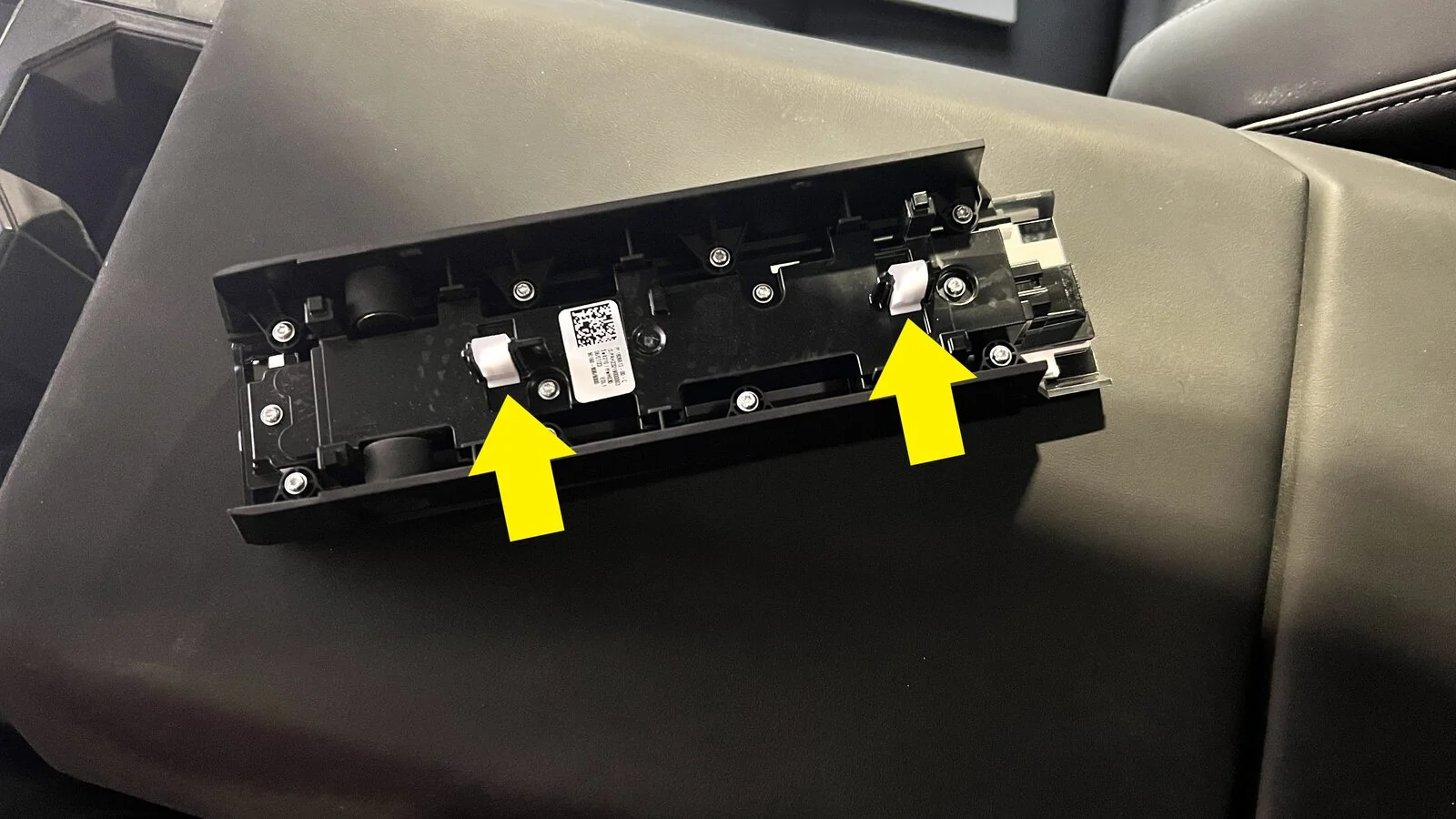 Tesla Cybertruck Hazard light & gears module dropping from windshield GUID-3B94BB37-E22C-4C4A-8091-7728B974084A-online-en-US