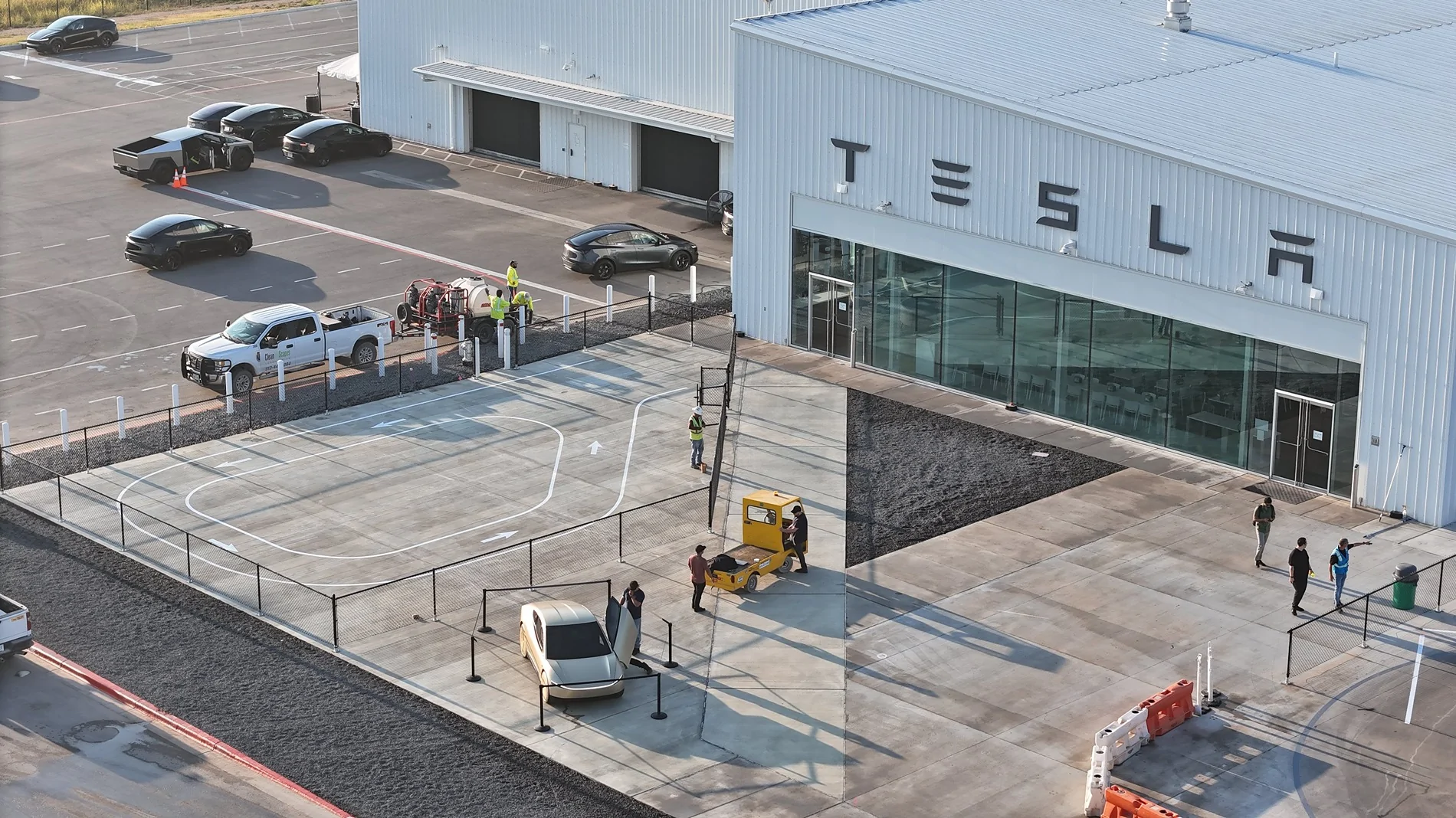 Tesla Cybertruck New customer factory delivery center coming to Giga Texas G0F_VvlXIAApfNA