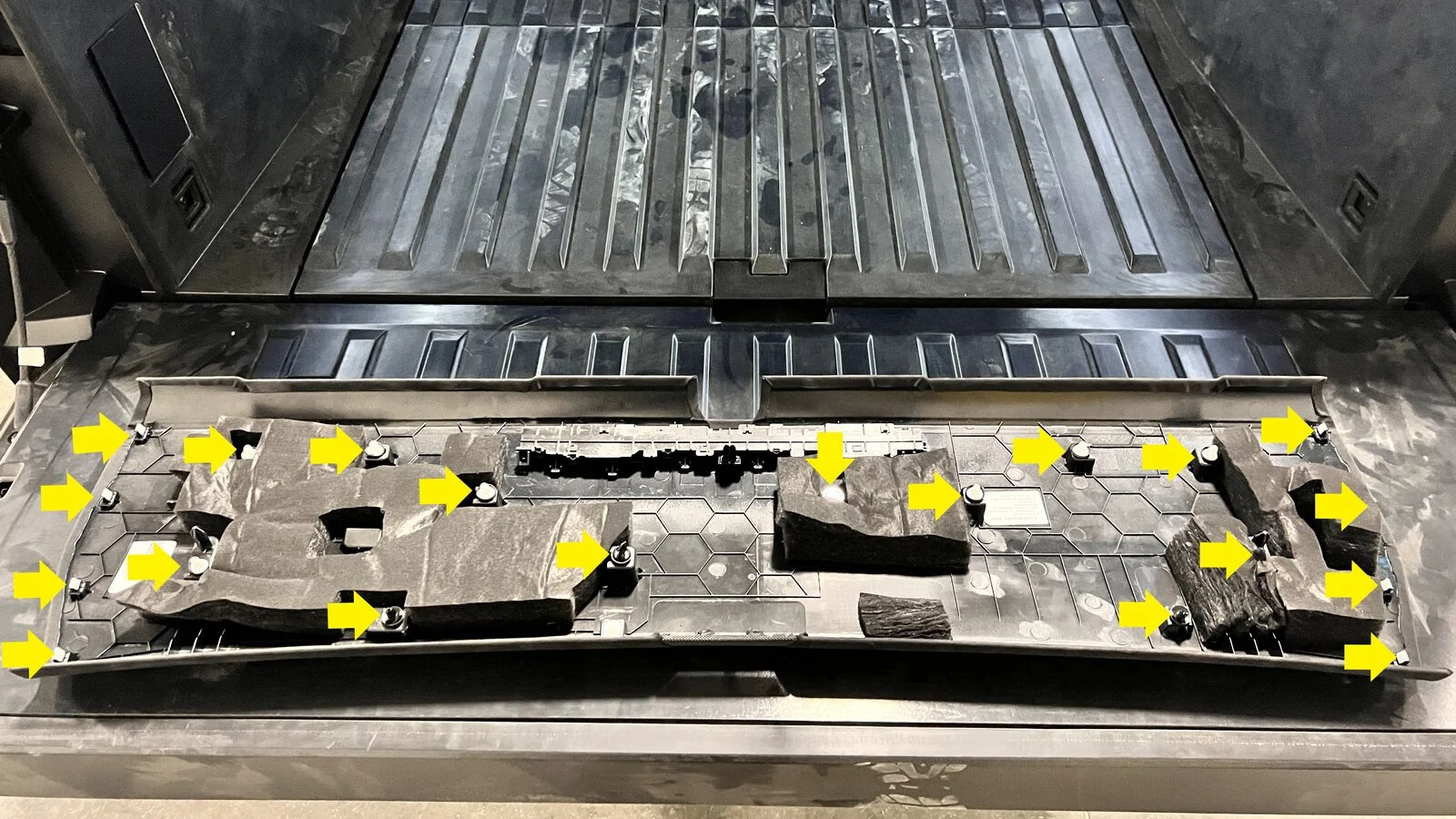 Tesla Cybertruck Headliner clips letting go GUID-029A5517-F72C-4EBB-8388-4DF468539271-online-en-US