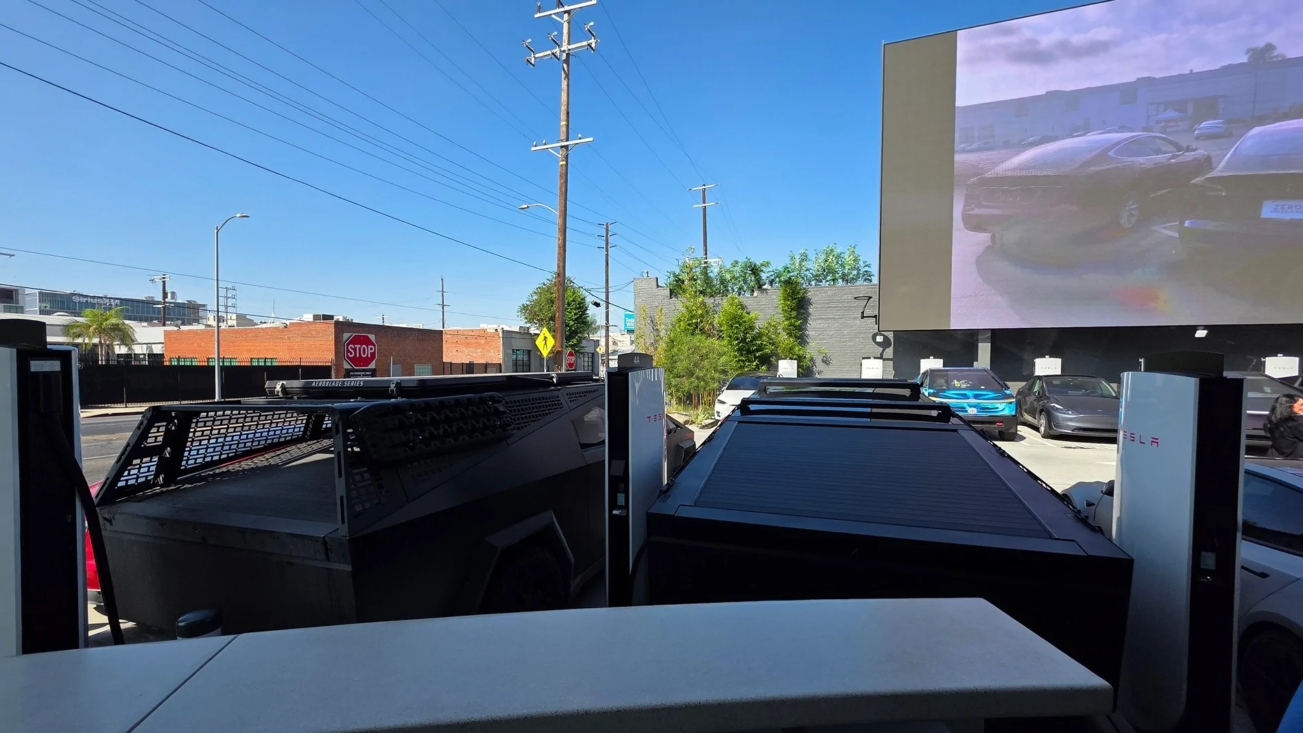 Tesla Cybertruck All You Need to Know About the Mars Aeroblade RTT 20250906_100050
