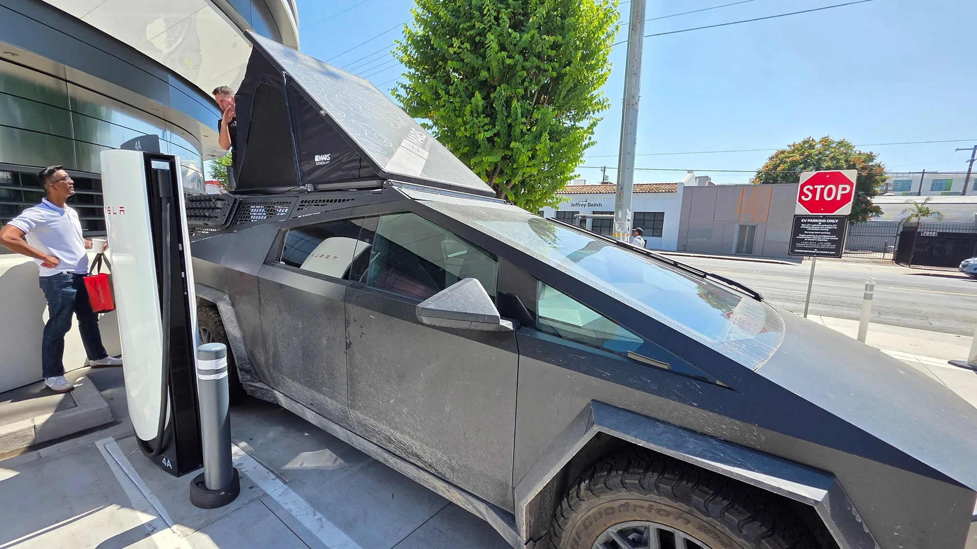 Tesla Cybertruck All You Need to Know About the Mars Aeroblade RTT 20250906_125722