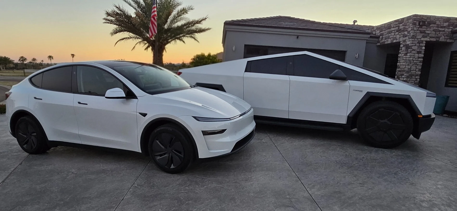 Tesla Cybertruck Beautiful CyberBeast out in the wild!!! Screenshot_20250914_090354_Gallery