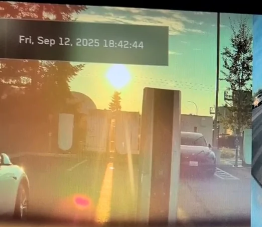 Tesla Cybertruck FSD drove into a post at supercharger in Rochester WA AISelect_20250915_111330_Firefox