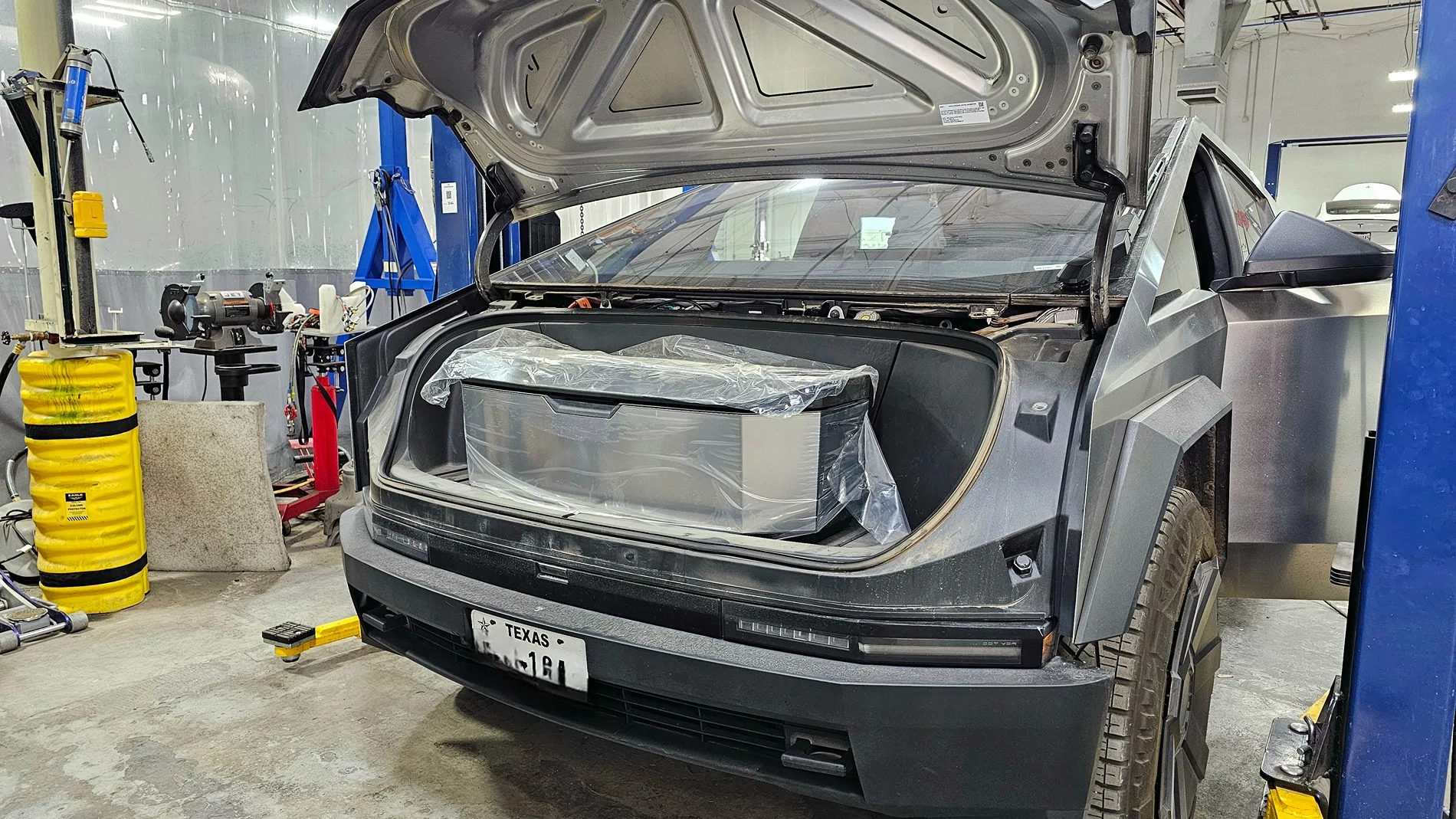 Tesla Cybertruck Tesla shop cooler 20250318_114931