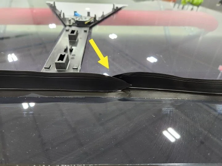Tesla Cybertruck Fix for loose overhead console assembly (where magnetic sunvisors attach) GUID-6681A0FF-1E5E-4090-BAE3-C29901FCF46F-online-en-US