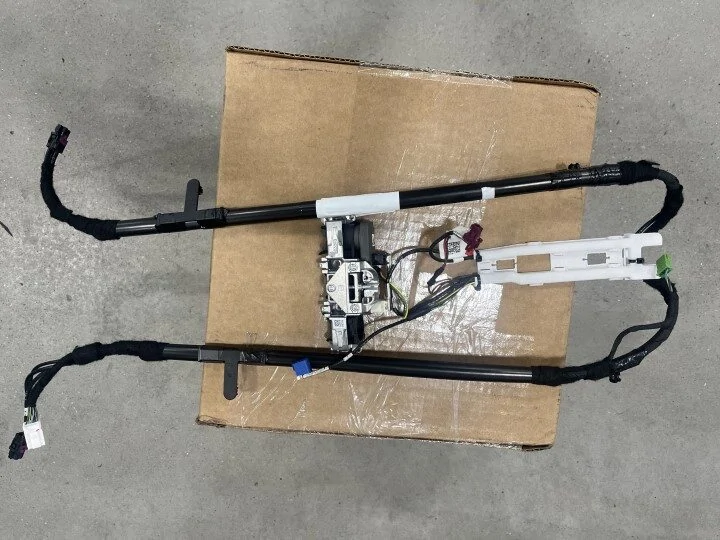 Tesla Cybertruck Fix for loose overhead console assembly (where magnetic sunvisors attach) GUID-19934CD7-9F38-4942-AC49-CB386B27F87B-online-en-US