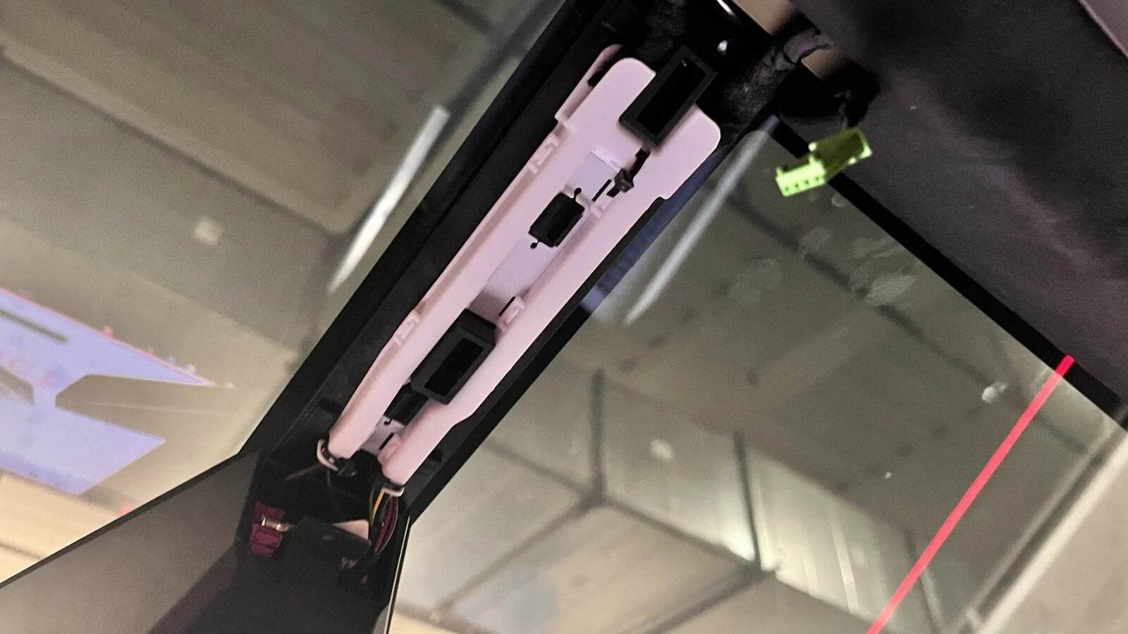 Tesla Cybertruck Fix for loose overhead console assembly (where magnetic sunvisors attach) GUID-FFB560B1-44F8-4AF0-A964-A387DA3EDF80-online-en-US