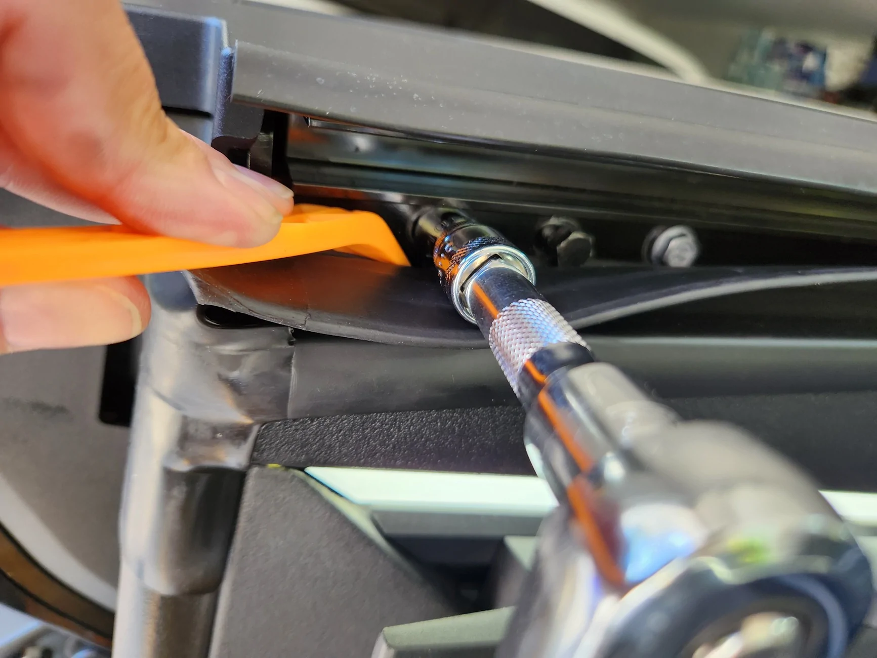 Tesla Cybertruck Any way to make tonneau cover close tighter? 20250920_134123
