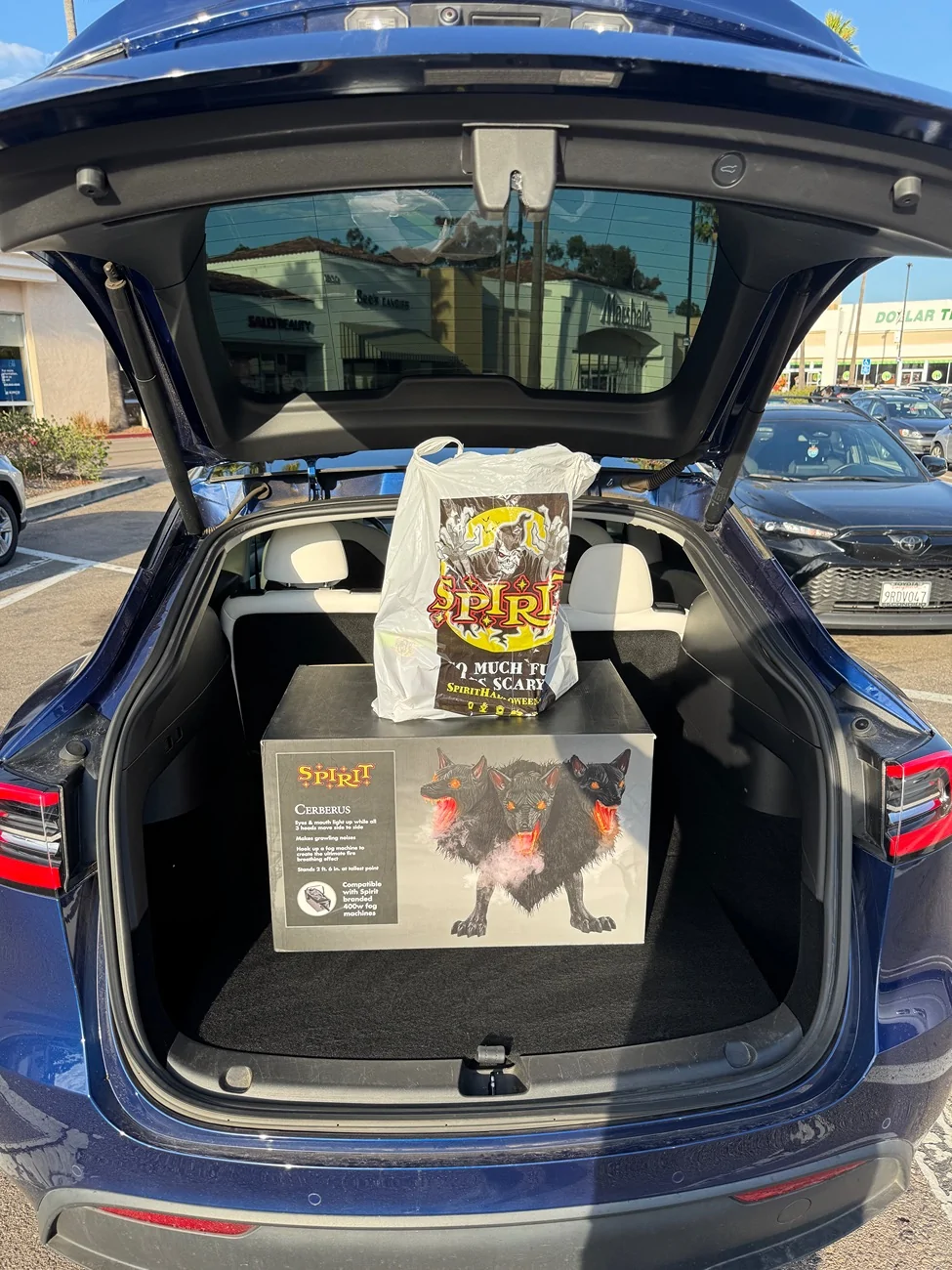 Tesla Cybertruck 📐🎃 Animatronic Cerberus in the Cyberbeast + fog - Ain't gunna be late to the Halloween game this year! IMG_6634