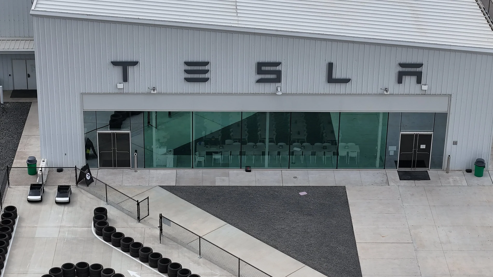 Tesla Cybertruck New customer factory delivery center coming to Giga Texas G1n99pMXEAUcoM8
