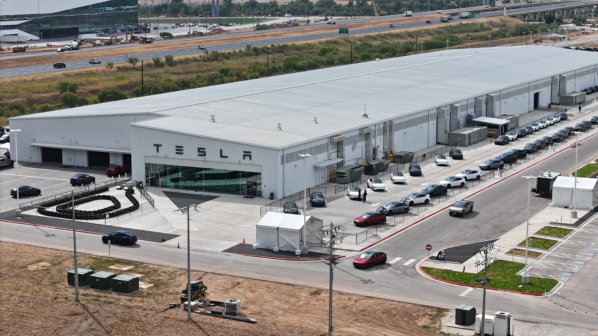 Tesla Cybertruck New customer factory delivery center coming to Giga Texas G1n99osXAAA4KFa
