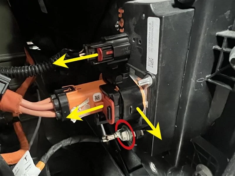 Tesla Cybertruck Frunk 120v power outlet installation GUID-73E804D5-AB56-481B-BE84-5AB1F2BFD37A-online-en-US