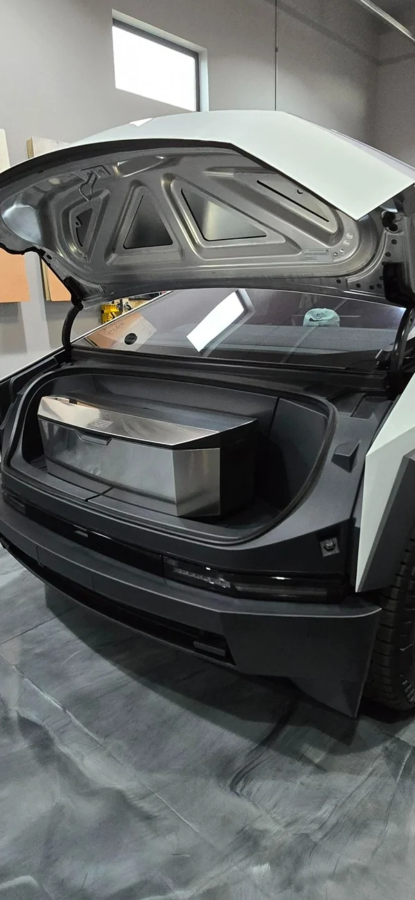 Tesla Cybertruck Tesla shop cooler 20250918_172622
