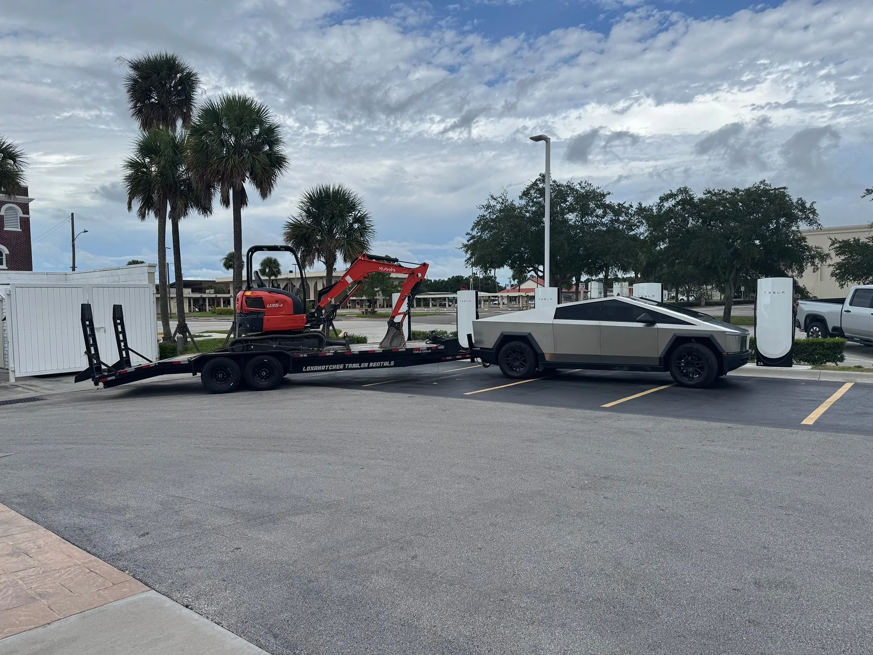 Tesla Cybertruck What Are You Hauling in your Cybertruck? 🦾 👷‍♂️ IMG_2365