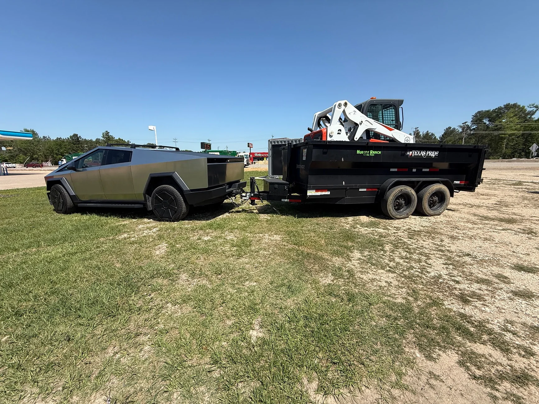 Tesla Cybertruck What Are You Hauling in your Cybertruck? 🦾 👷‍♂️ IMG_2641