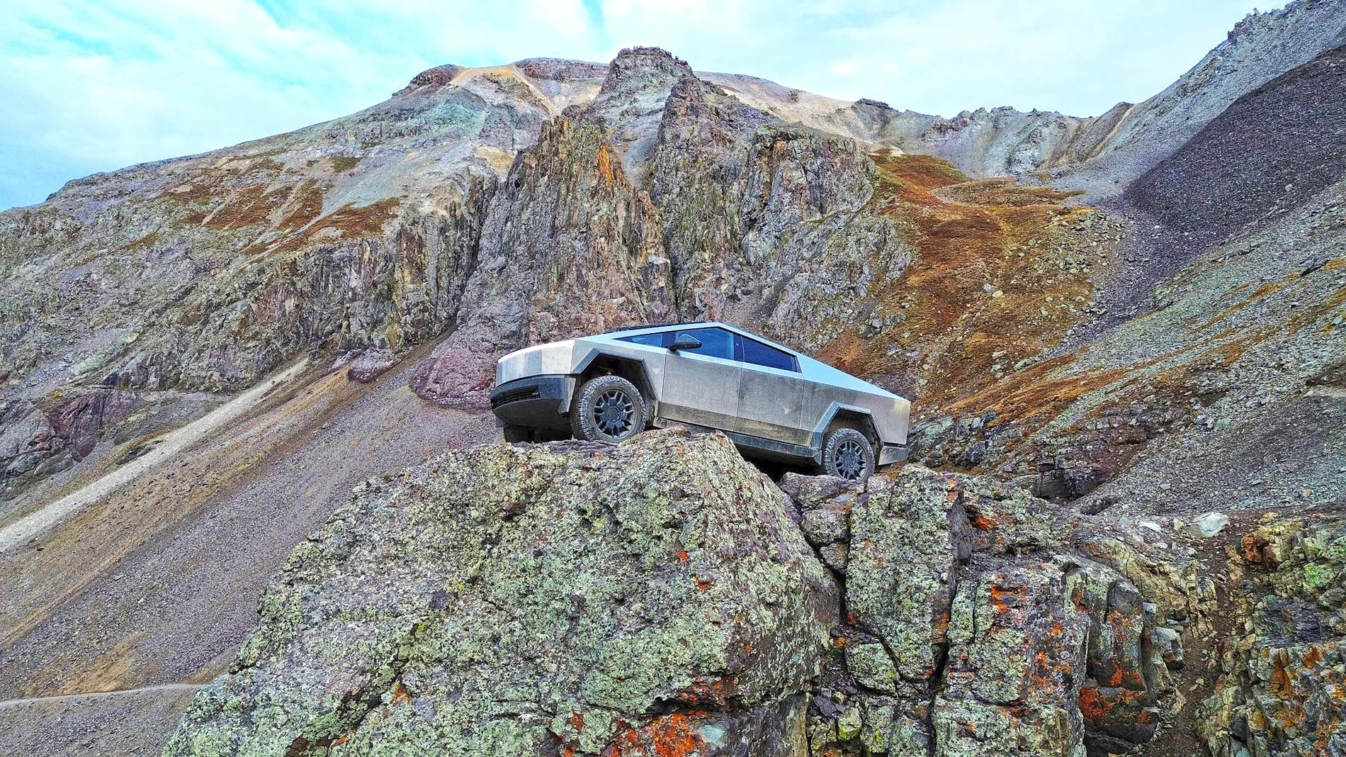 Tesla Cybertruck Cybertruck @ Poser Rock, Imogene Pass G17-Yg9WQAAZHXm